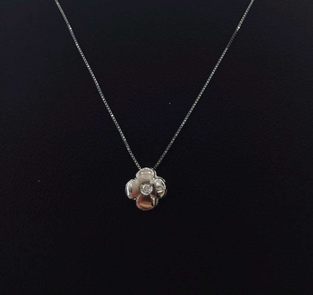 Collana punto luce quadrifoglio